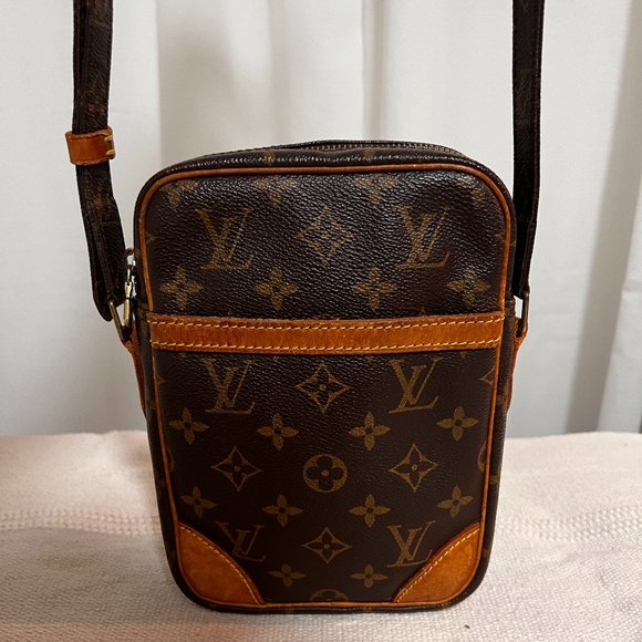 ✨AUTHENTIC✨ Louis Vuitton Vintage Monogram Danube Shoulder Crossbody Bag - Picture 3 of 17